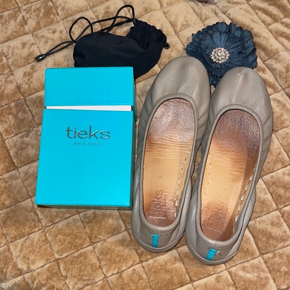 Tieks Shoes - Tieks Taupe flat size 7